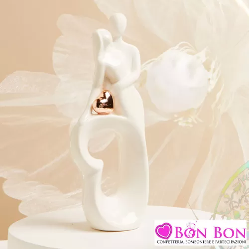 Bomboniera Matrimonio Claraluna 2025 - Coppia di Sposi Abbracciati con Cuore Traforato in Porcellana Bianca e Rosa Gold Claralun