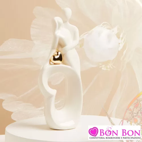 Bomboniera Matrimonio Claraluna 2025 Coppia di Sposi Abbracciati con Cuore Traforato in Porcellana Bianca e Cuore Oro Claraluna