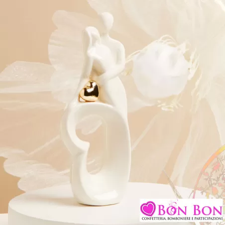 Bomboniera Matrimonio Claraluna 2025 Coppia di Sposi Abbracciati con Cuore Traforato in Porcellana Bianca e Cuore Oro Claraluna