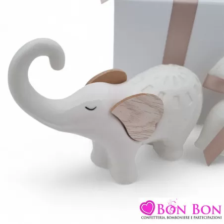 Bomboniera Matrimonio Elefante in Porcellana Bianca con Proboscide Alzata e Orecchie in Legno in Offerta - 3