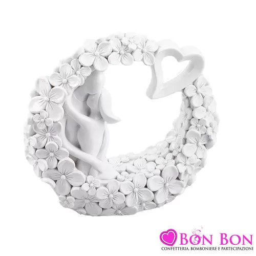 Bomboniere matrimonio coppia di sposi abbracciati su base circolare con fiori - Simbolo di amore eterno e unione Royal Gifts - 1