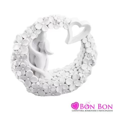 Bomboniere matrimonio coppia di sposi abbracciati su base circolare con fiori - Simbolo di amore eterno e unione Royal Gifts - 1