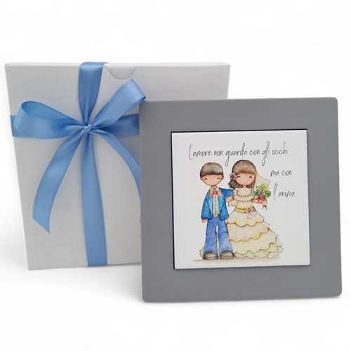 Bomboniera Matrimonio Linea Giorni Felici – Quadretto in Legno Colorato con Mattonella Stampata con Sposini e frase La Miniera -