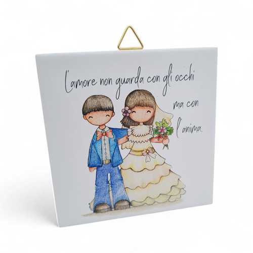 Bomboniera Matrimonio Linea Giorni Felici – Mattonella Quadrata Bianca in Legno con Gancio con Sposini e Frase Romantica La Mini