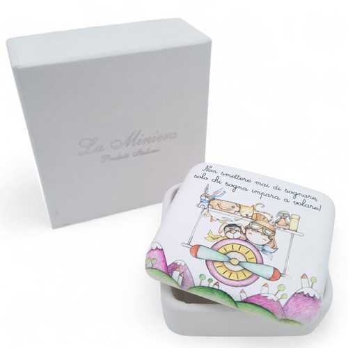 Bomboniera Prima Comunione Linea Piccoli Viaggiatori – Scatola Quadrata in Ceramica Viaggiatore su Aeroplano e Animali La Minier