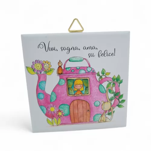 Bomboniera Prima Comunione Linea Mini Mondo – Mattonella in Ceramica con Gancio e Casetta a Forma di Teiera con bimba e frase La