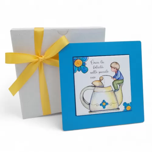 Bomboniera Prima Comunione Linea Mini Mondo – Quadretto in Legno Azzurro con Mattonella e Bimbo Pescatore su Teiera con Frase La