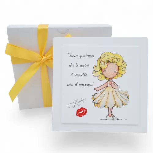 Bomboniera Prima Comunione Linea Miti e Leggende – Quadretto in Legno Quadrato con Marilyn Monroe La Miniera - 1