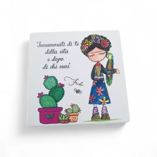 Bomboniera Prima Comunione Linea Miti e Leggende – Calamita Quadrata in Legno con Stampa Frida La Miniera - 1