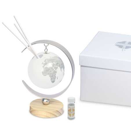 Bomboniere matrimonio solidali profumatore luna in metallo e sfera in vetro con stampa mondo e base in legno Quadrifoglio - 1