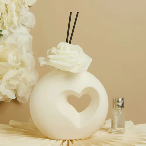 Bomboniera Matrimonio Claraluna 2026 – Profumatore tondo in porcellana con cuore Claraluna - 1