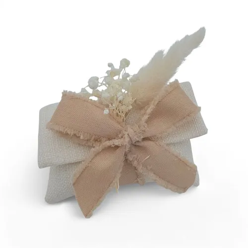Sacchetto bomboniera matrimonio a busta lettera con gipsofila e pampas – tessuto wash avorio, fiocco beige sfrangiato Liete Crea