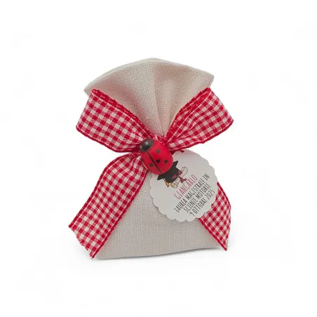 Sacchetto bomboniera laurea con coccinella e tag tocco – tessuto wash avorio, fiocco quadretti rosso/bianco Liete Creazioni - 1