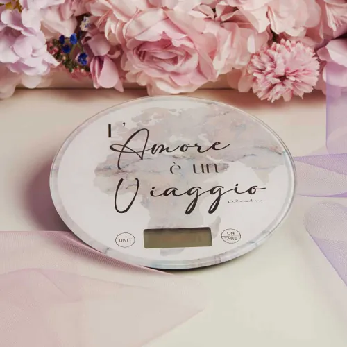 Bilancia rotonda tema viaggio “L’amore è un viaggio” – Claraluna 2026 Claraluna - 1