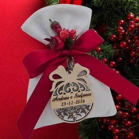 Bomboniera matrimonio natalizio velluto bianco con palla legno personalizzata - 1