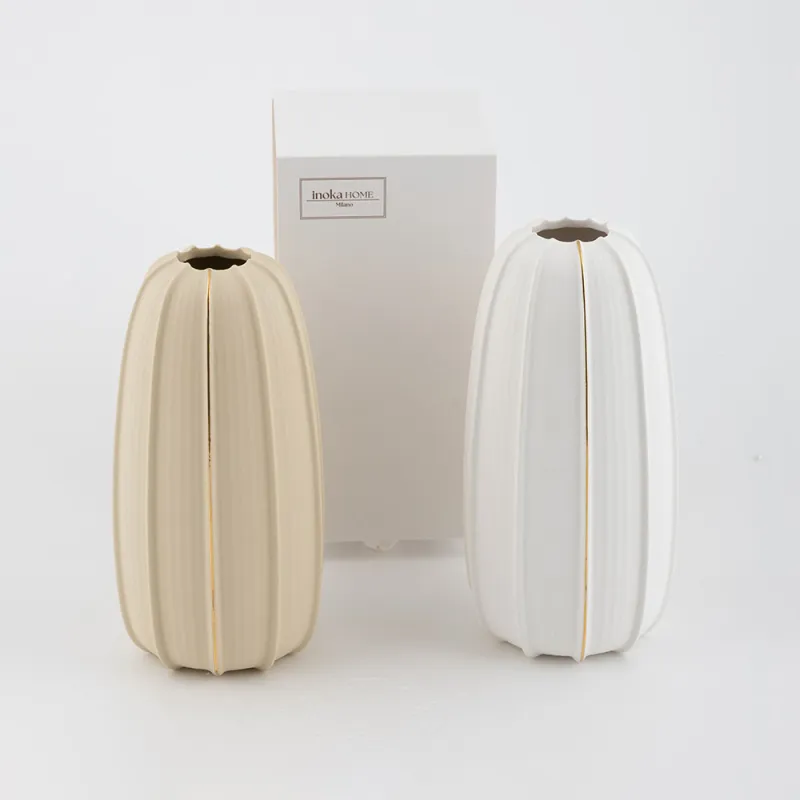 Bomboniera matrimonio vaso medio in porcellana con dettagli oro Margot - 1