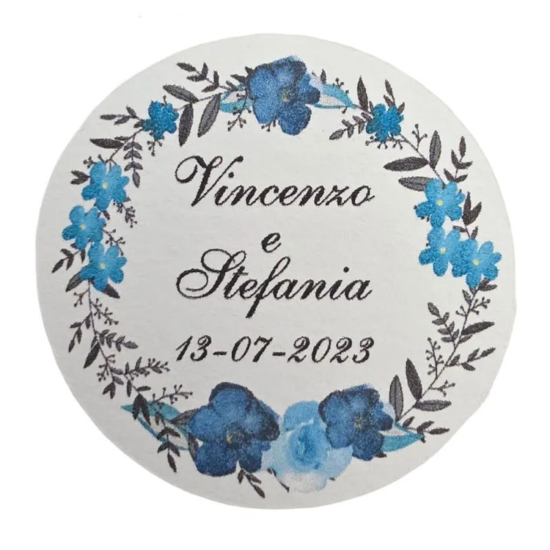 Tag Matrimonio con Nomi, Data e Ghirlanda Floreale Blu – Eleganza Romantica per le Tue Bomboniere - 1
