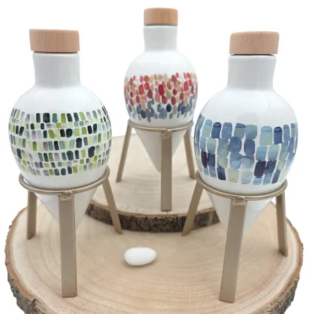 Oliera a Goccia con Piedistallo – Porcellana Bianca “Mosaico” con Tappo in Legno (3 Colori Assortiti)