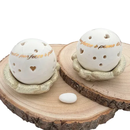 Sfera LED Traforata su Mani in Porcellana con Frase – 2 Modelli Assortiti