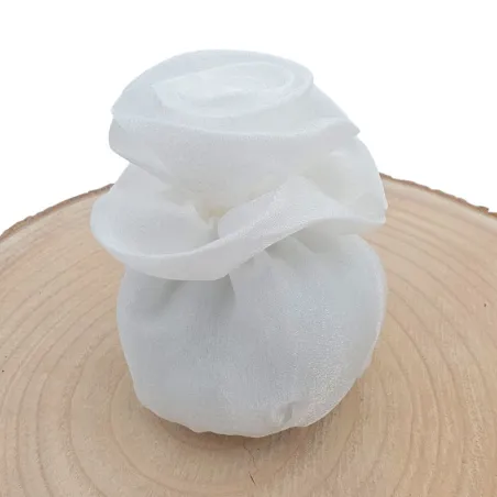 Sacchetto Matrimonio in Organza Bianca con Rosa in Tessuto e 5 Confetti